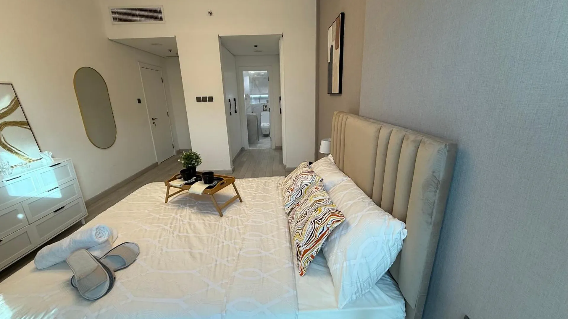 Panoramic Canal & Burj Khalifa View Luxury 1Br In Business Bay 두바이 아파트